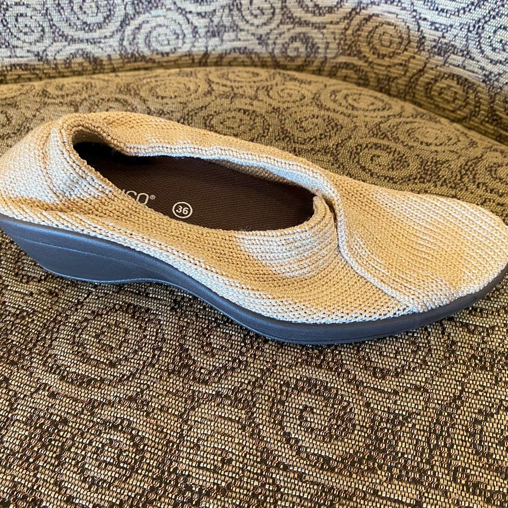 Arcopedico - Mailu Beige - Multiple Sizes (NEW W/ BOX)